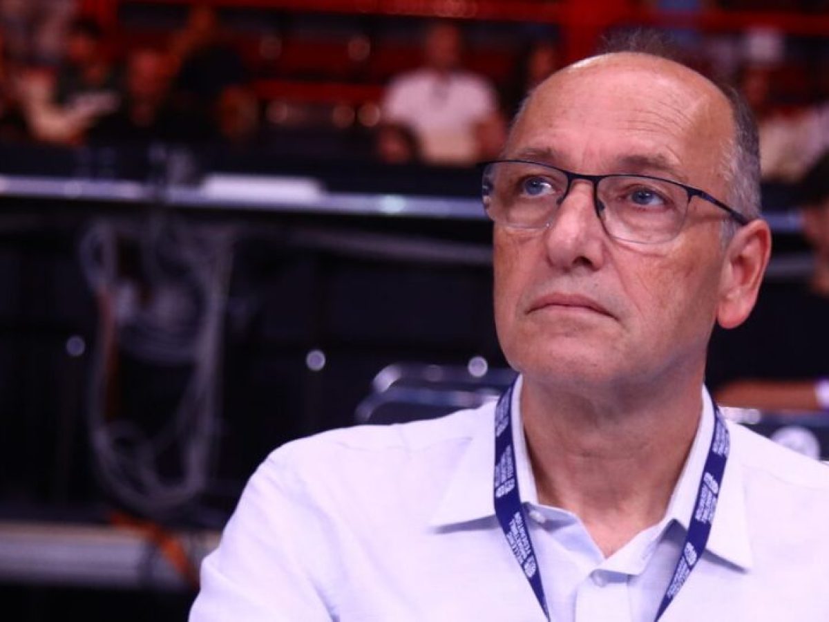 &Omicron; ά&nu;&theta;&rho;&omega;&pi;&omicron;&sigmaf; &tau;&omicron;&upsilon; &Mu;&alpha;&xi;ί&mu;&omicron;&upsilon; &pi;&omicron;&upsilon; &beta;ά&zeta;&epsilon;&iota; &laquo;&pi;&lambda;ά&tau;&eta;&raquo; &sigma;&tau;&omicron;&nu; &Lambda;&iota;ό&lambda;&iota;&omicron; &ndash; &Tau;&omicron; &gamma;&nu;&omega;&rho;ί&zeta;&epsilon;&iota; &omicron; &Kappa;. &Mu;&eta;&tau;&sigma;&omicron;&tau;ά&kappa;&eta;&sigmaf;;