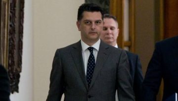 &Epsilon;&kappa;&tau;ό&sigmaf; &kappa;&alpha;&theta;&eta;&kappa;ό&nu;&tau;&omega;&nu; &omicron; &Mu;&iota;&chi;ά&lambda;&eta;&sigmaf; &Mu;&pi;&epsilon;&kappa;ί&rho;&eta;&sigmaf; &ndash; &laquo;&Sigma;ύ&mu;&pi;&tau;&omega;&sigma;&eta; &omicron; &chi;&rho;ό&nu;&omicron;&sigmaf; &tau;&eta;&sigmaf; &alpha;&pi;&omicron;&chi;ώ&rho;&eta;&sigma;&eta;&sigmaf; ή έ&chi;&epsilon;&iota; &sigma;&chi;έ&sigma;&eta; &mu;&epsilon; &tau;&omicron; &sigma;&kappa;ά&nu;&delta;&alpha;&lambda;&omicron; &sigma;&tau;&omicron; &epsilon;&lambda;&lambda;&eta;&nu;&iota;&kappa;ό &mu;&pi;ά&sigma;&kappa;&epsilon;&tau;;&raquo;, &rho;&omega;&tau;ά &eta; &Kappa;&omicron;&upsilon;&phi;&omicron;&nu;&iota;&kappa;&omicron;&lambda;ά&kappa;&omicron;&upsilon; &ndash; The Press Project &ndash; &Epsilon;&iota;&delta;ή&sigma;&epsilon;&iota;&sigmaf;, &Alpha;&nu;&alpha;&lambda;ύ&sigma;&epsilon;&iota;&sigmaf;, &Rho;&alpha;&delta;&iota;ό&phi;&omega;&nu;&omicron;, &Tau;&eta;&lambda;&epsilon;ό&rho;&alpha;&sigma;&eta;