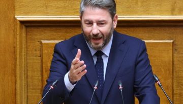 &Alpha;&nu;&delta;&rho;&omicron;&upsilon;&lambda;ά&kappa;&eta;&sigmaf; &kappa;&alpha;&tau;ά &Kappa;&alpha;&sigma;&iota;&delta;&iota;ά&rho;&eta;: &laquo;&Pi;&rho;&omicron;&delta;ό&tau;&epsilon;&sigmaf; ό&sigma;&omicron;&iota; ή&tau;&alpha;&nu; &mu;&epsilon; &tau;&omicron;&nu; &kappa;&alpha;&tau;&alpha;&kappa;&tau;&eta;&tau;ή &pi;&rho;&iota;&nu; &alpha;&pi;ό &tau;&omicron; 1982, &pi;&rho;&omicron;&delta;ό&tau;&epsilon;&sigmaf; &kappa;&alpha;&iota; &mu;&epsilon;&tau;ά&raquo;