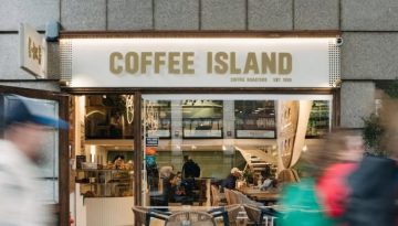 &Kappa;&alpha;&iota; &eta; Coffee Island &psi;ά&chi;&nu;&epsilon;&iota; &gamma;&iota;&alpha; &epsilon;&pi;&epsilon;&nu;&delta;&upsilon;&tau;ή