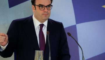 &laquo;&Epsilon;&upsilon;&lambda;ό&gamma;&eta;&sigma;&omicron;&nu;&raquo; &kappa;&alpha;&iota; &alpha;&pi;ό &tau;&alpha; &laquo;&rho;ά&sigma;&alpha;&raquo; &kappa;&alpha;&iota; &alpha;&pi;ό &tau;&alpha; &gamma;&alpha;&lambda;ά&zeta;&iota;&alpha; &sigma;&tau;&epsilon;&lambda;έ&chi;&eta; &sigma;&tau;&omicron;&nu; &laquo;&Pi;&iota;&epsilon;&rho;&raquo;