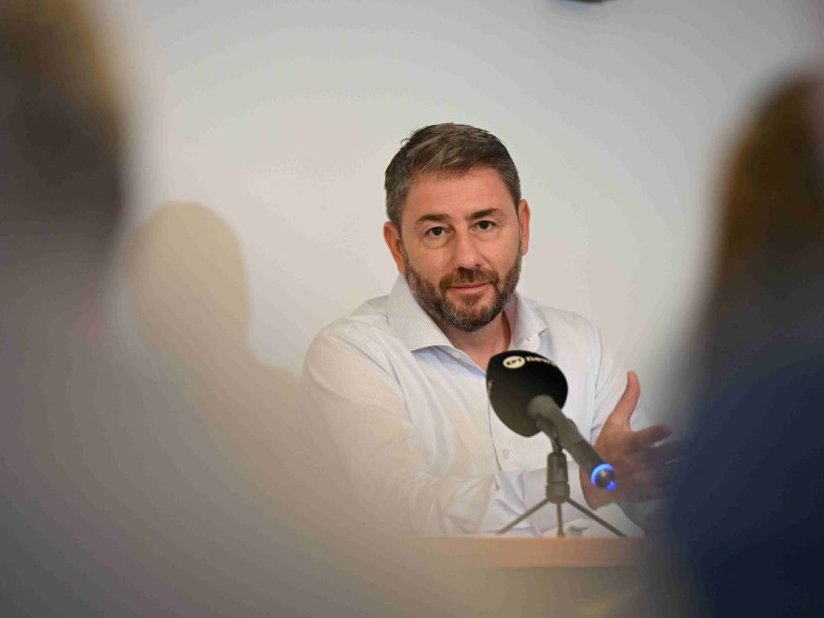 EL &ndash; &Sigma;&tau;&eta; &Rho;&omega; &omicron; &Nu;. &Alpha;&nu;&delta;&rho;&omicron;&upsilon;&lambda;ά&kappa;&eta;&sigmaf; &ndash; &Kappa;&alpha;&tau;έ&theta;&epsilon;&sigma;&epsilon; &sigma;&tau;&epsilon;&phi;ά&nu;&iota; &sigma;&tau;&omicron; &mu;&nu;&eta;&mu;&epsilon;ί&omicron; &tau;&eta;&sigmaf; &laquo;&Kappa;&upsilon;&rho;ά&sigmaf; &tau;&eta;&sigmaf; &Rho;&omega;&raquo;