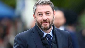 EL &ndash; &Nu;. &Alpha;&nu;&delta;&rho;&omicron;&upsilon;&lambda;ά&kappa;&eta;&sigmaf; &ndash; &Theta;&epsilon;&sigma;&sigma;&alpha;&lambda;&omicron;&nu;ί&kappa;&eta;: &laquo;&Gamma;&iota;&alpha; &epsilon;&mu;ά&sigmaf;, &eta; &delta;&eta;&mu;&omicron;&kappa;&rho;&alpha;&tau;ί&alpha; &kappa;&alpha;&iota; &eta; &epsilon;&theta;&nu;&iota;&kappa;ή &alpha;&xi;&iota;&omicron;&pi;&rho;έ&pi;&epsilon;&iota;&alpha; &epsilon;ί&nu;&alpha;&iota; &omicron;&iota; &delta;ύ&omicron; ό&psi;&epsilon;&iota;&sigmaf; &tau;&eta;&sigmaf; ί&delta;&iota;&alpha;&sigmaf; &epsilon;&upsilon;&theta;ύ&nu;&eta;&sigmaf;&raquo;