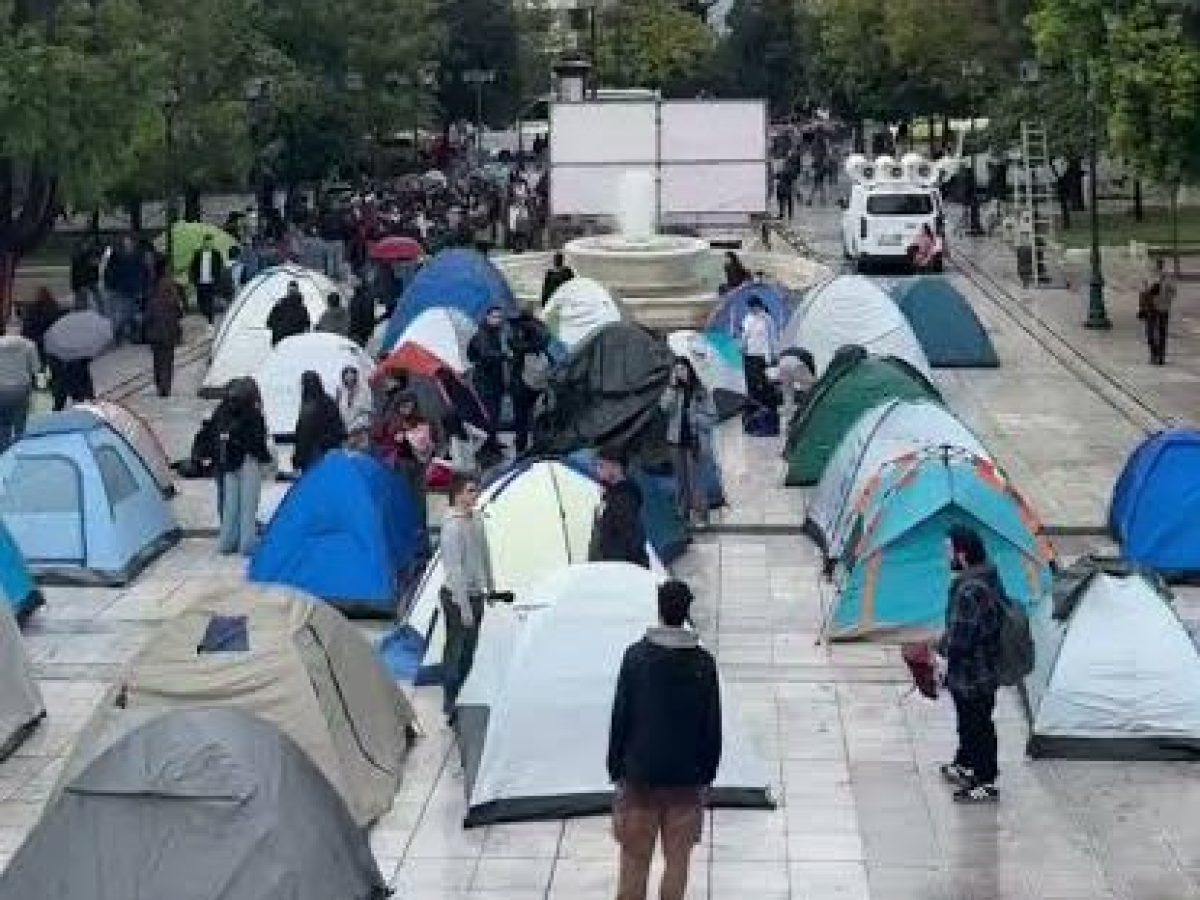 &Phi;&omicron;&iota;&tau;&eta;&tau;έ&sigmaf; &mu;&epsilon; &sigma;&kappa;&eta;&nu;έ&sigmaf; &sigma;&tau;&omicron; &Sigma;ύ&nu;&tau;&alpha;&gamma;&mu;&alpha;: &laquo;&Nu;&alpha; &sigma;&pi;&omicron;&upsilon;&delta;ά&sigma;&omicron;&upsilon;&mu;&epsilon; ή &nu;&alpha; &epsilon;&pi;&iota;&beta;&iota;ώ&sigma;&omicron;&upsilon;&mu;&epsilon;;&raquo;