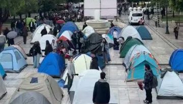 &Phi;&omicron;&iota;&tau;&eta;&tau;έ&sigmaf; &mu;&epsilon; &sigma;&kappa;&eta;&nu;έ&sigmaf; &sigma;&tau;&omicron; &Sigma;ύ&nu;&tau;&alpha;&gamma;&mu;&alpha;: &laquo;&Nu;&alpha; &sigma;&pi;&omicron;&upsilon;&delta;ά&sigma;&omicron;&upsilon;&mu;&epsilon; ή &nu;&alpha; &epsilon;&pi;&iota;&beta;&iota;ώ&sigma;&omicron;&upsilon;&mu;&epsilon;;&raquo;