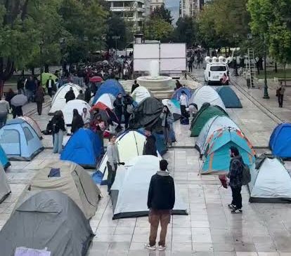 foitites-syntagma-skhnes