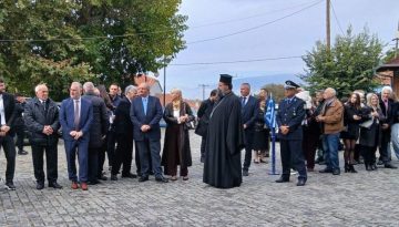 &Kappa;ώ&sigma;&tau;&alpha;&sigmaf; &Kappa;&alpha;&rho;&alpha;&mu;&alpha;&nu;&lambda;ή&sigmaf;: &Sigma;&tau;&eta;&nu; &Pi;&rho;ώ&tau;&eta; &Sigma;&epsilon;&rho;&rho;ώ&nu; &mu;&epsilon; &tau;&eta; &sigma;ύ&zeta;&upsilon;&gamma;&omicron; &kappa;&alpha;&iota; &tau;&omicron;&nu; &gamma;&iota;&omicron; &tau;&omicron;&upsilon;