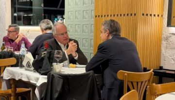 &Alpha;&pi;ό &tau;&omicron;&nu; &Lambda;&epsilon;&upsilon;&kappa;ό &Pi;ύ&rho;&gamma;&omicron; &sigma;&tau;&eta; &laquo;&Delta;&iota;ά&beta;&alpha;&sigma;&eta;&raquo;: &Tau;&omicron; &delta;&epsilon;ί&pi;&nu;&omicron; &Mu;&eta;&tau;&sigma;&omicron;&tau;ά&kappa;&eta; &ndash; &Tau;&alpha;&sigma;&omicron;ύ&lambda;&alpha; (&epsilon;&iota;&kappa;ό&nu;&epsilon;&sigmaf;)